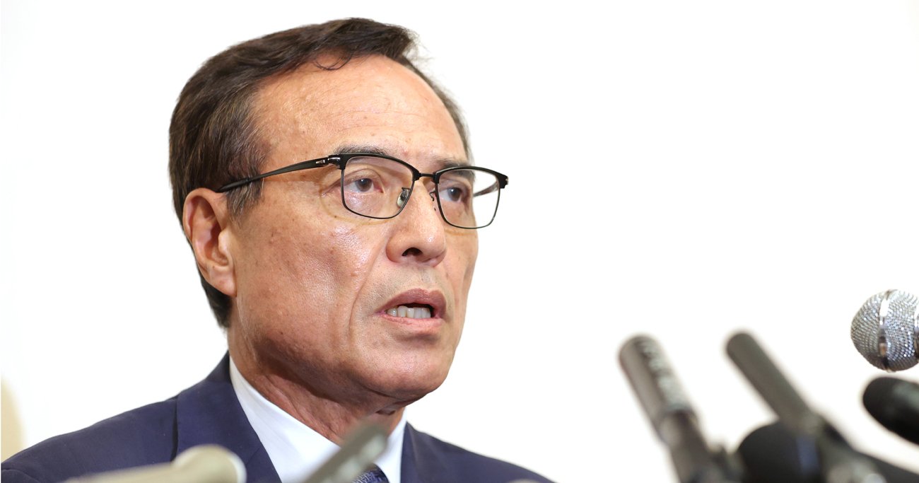 経済同友会の定例記者会見をするサントリーホールディングス会長を辞任した新浪剛史氏