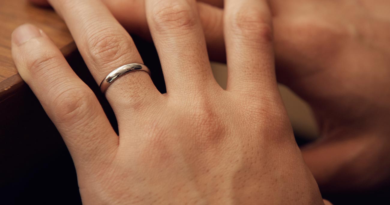 男性の薬指と結婚指輪