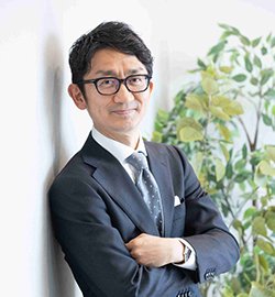 業績不振の地方の洋品店が大変革　接客力を生かしたライブ販売で年商10億円