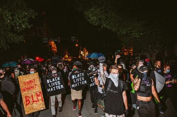 米抗議活動が各地で暴徒化、射殺事件も