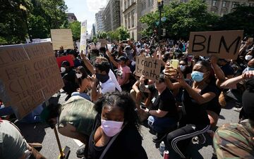 米で相次ぐ抗議活動、新型コロナ感染急増のリスクも