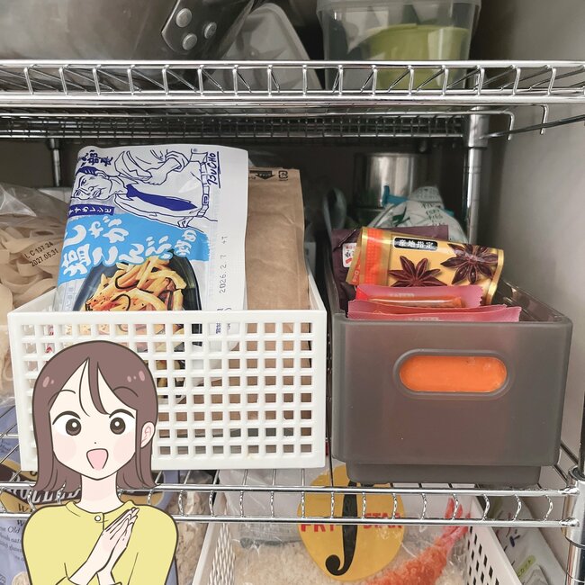 「何度購入したかわからない」3COINSの“置きたい場所にフィットする収納”キッチンのごちゃごちゃがスッキリ片付いた！「とても重宝しています！」「嬉しいサイズ感」