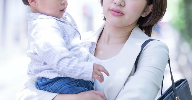 幼児を抱く女性