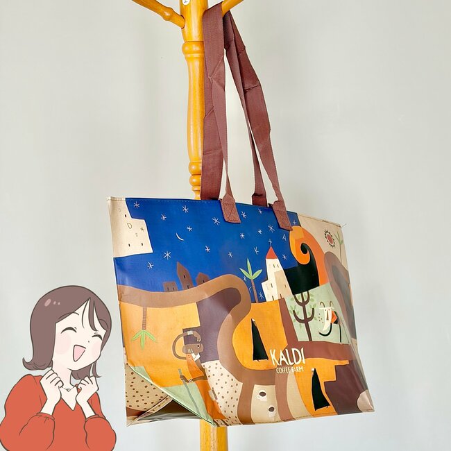 2Lペットボトルが6本も入った！カルディの“大容量エコバッグ”250円とは思えない優秀さです！「まとめ買いするときに便利」「たくさん買い物しても大丈夫」