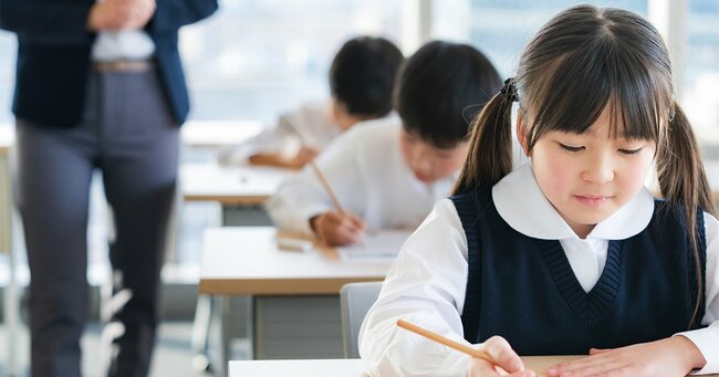 試験を受ける子どもたち