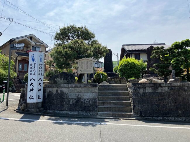 曼殊院通の坂の途中に立つ「一乗寺下り松」