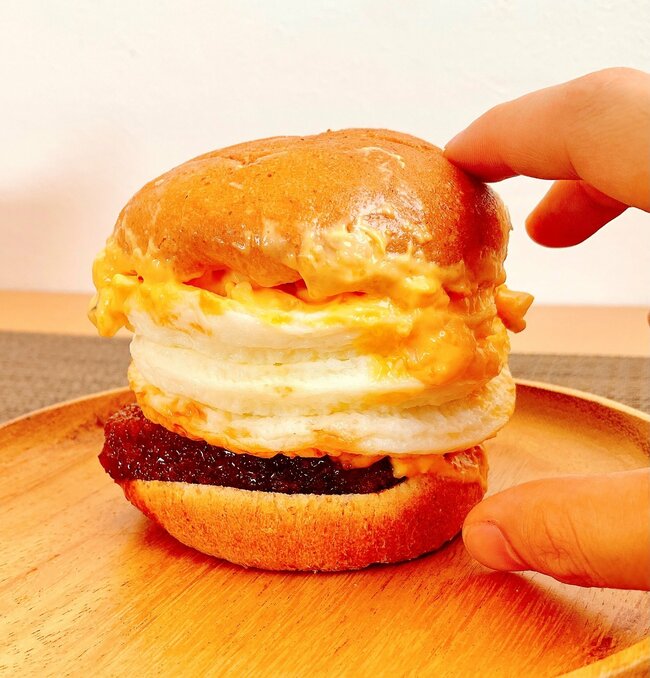 「ボリュームえぐい」「デカすぎる」ケンタッキーの“やけくそバーガー”卵たっぷりで幸福感がすごい！「思った以上にでかくて食べるの大変だった」《実食レビュー》