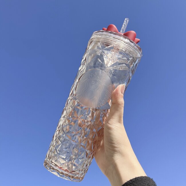 「3店舗目にしてやっと買えた」スタバで見つけたらラッキーな“宝石みたいなタンブラー”キラキラ輝いて美しすぎる！「無事買えて大歓喜」「めっちゃ人気すぎ！」