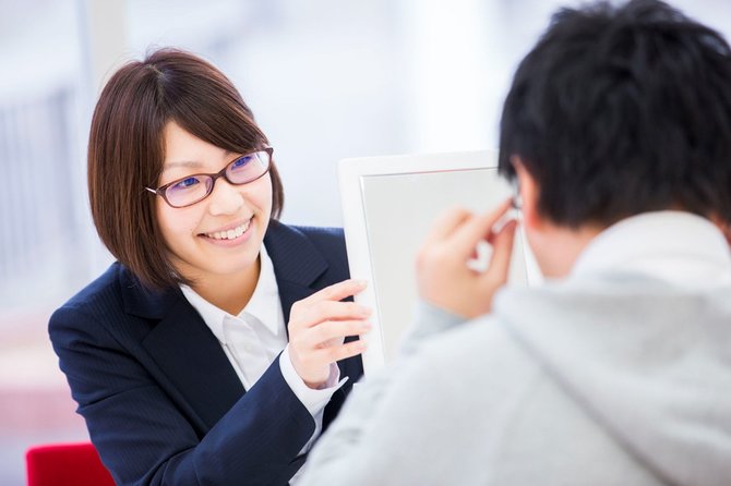 ビジョンメガネの接客イメージ