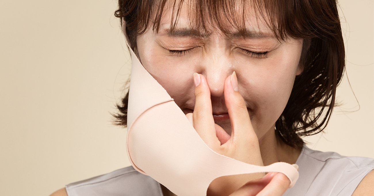 鼻をつまんだ女性