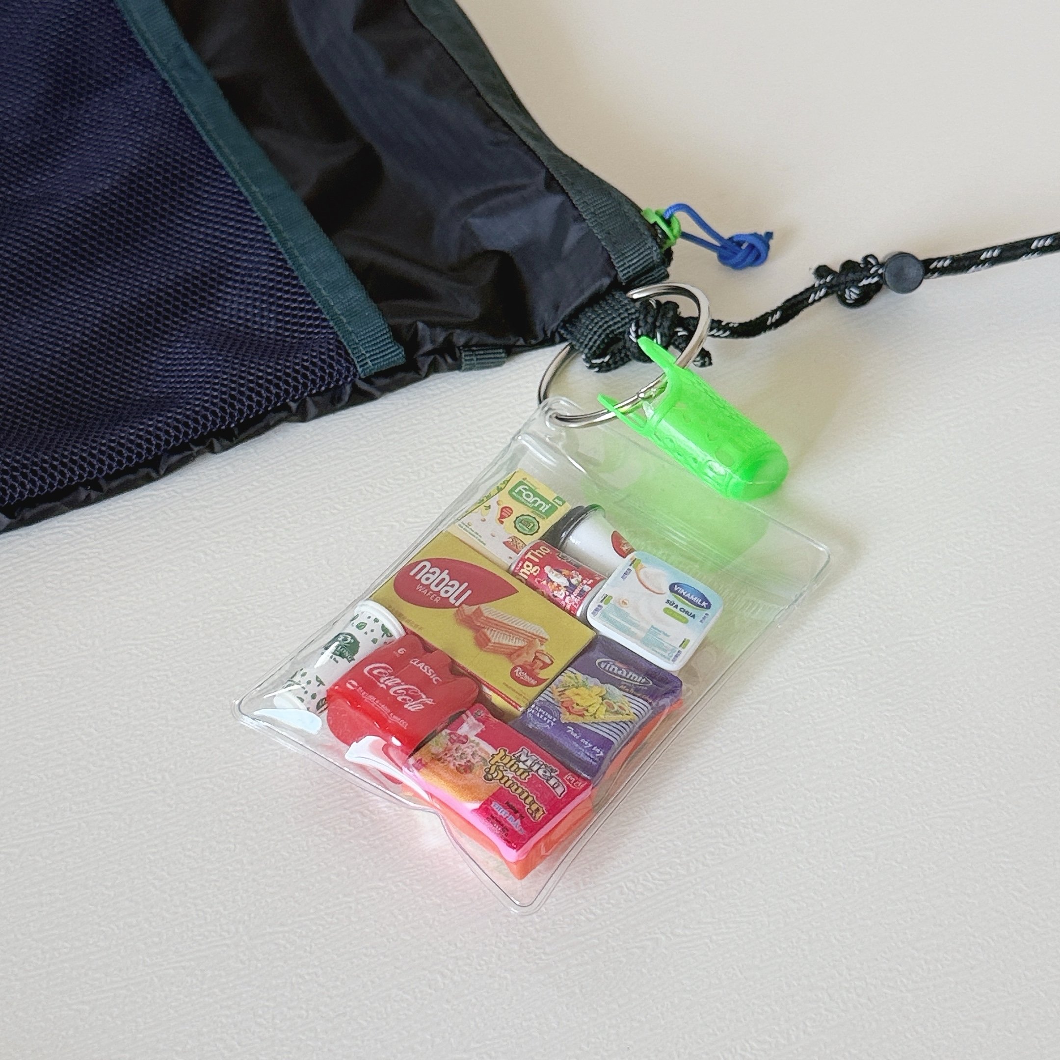 【ファミマ】「ラス1で買えた」約50gの“めちゃ軽バッグ”がポケットたくさんで便利！「もう一つほしいな」「可愛すぎて一目惚れ」《購入レビュー》