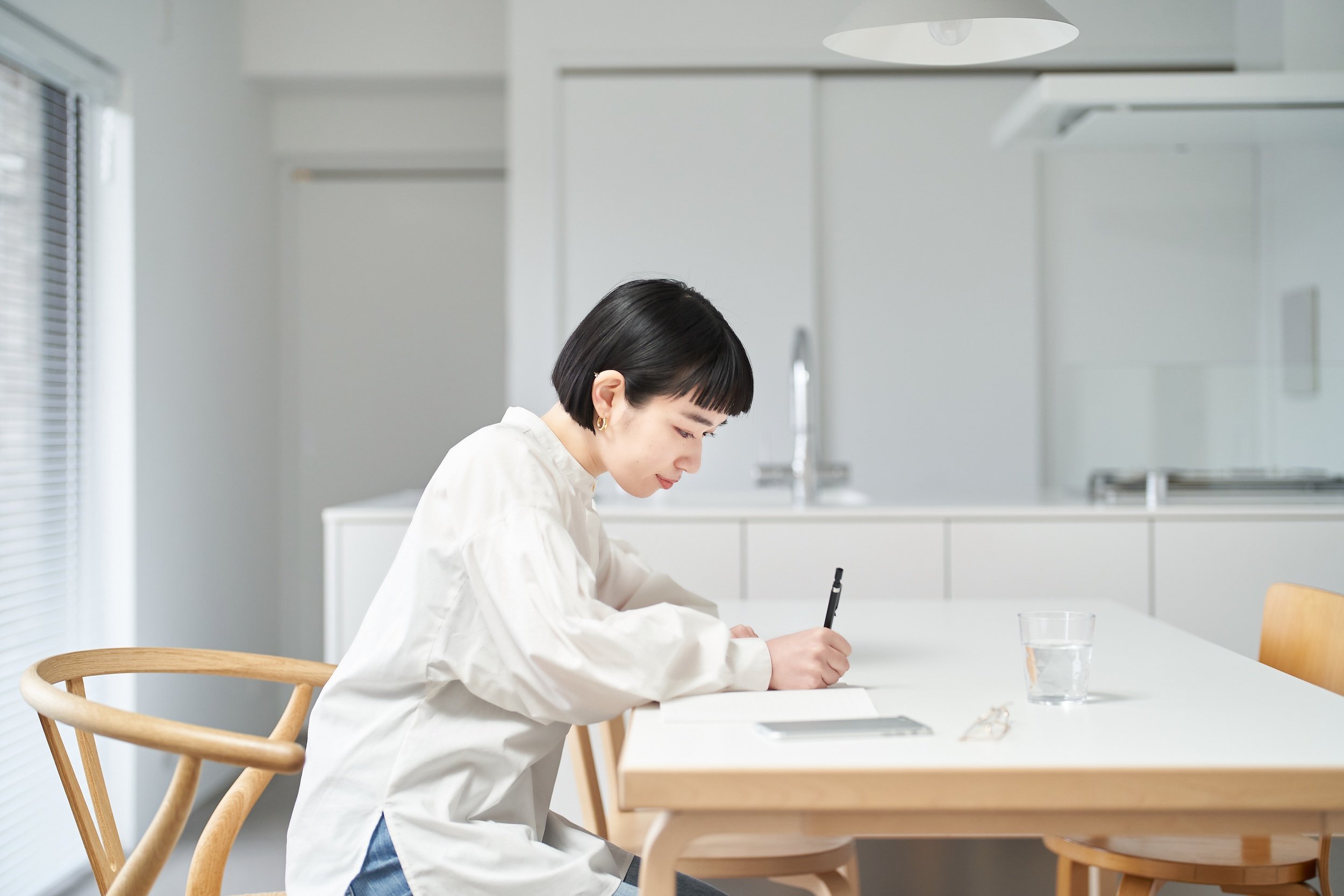 日記を「感情に任せて書く人」「冷静に書く人」メンタルに表れる差とは?