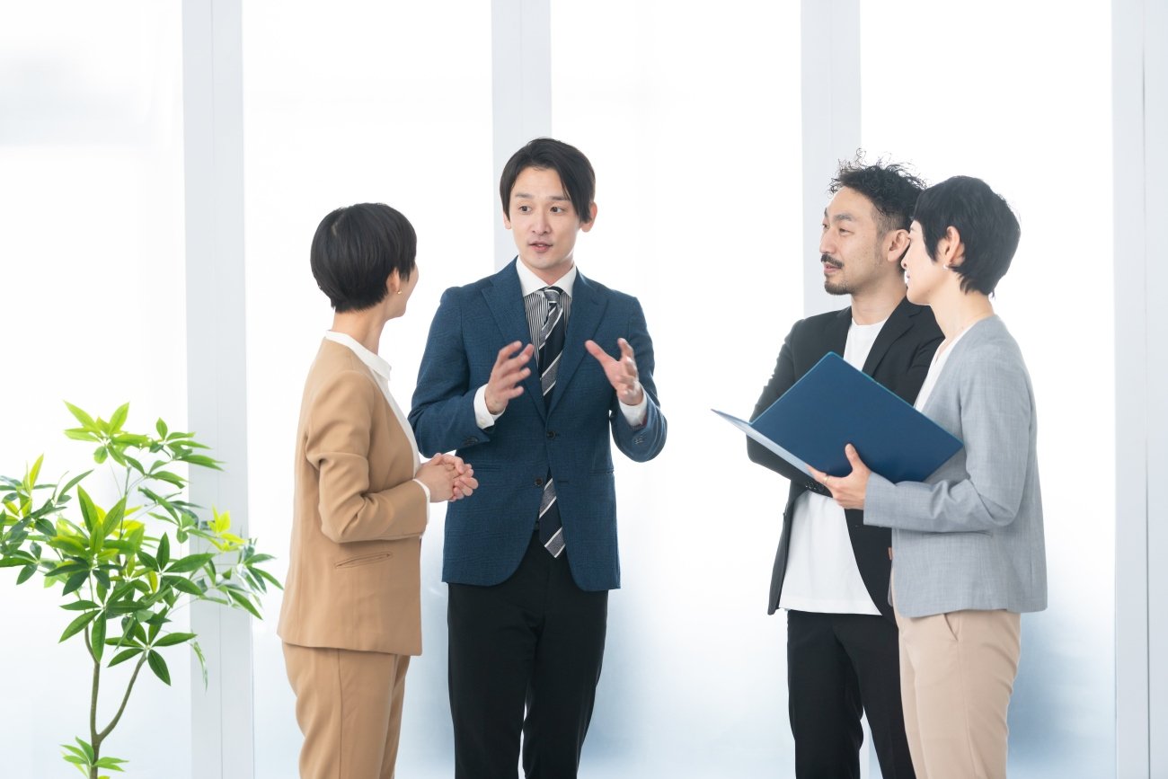 職場で出世しない人は「職場みんなと仲良くする」。出世する人はどうしている？