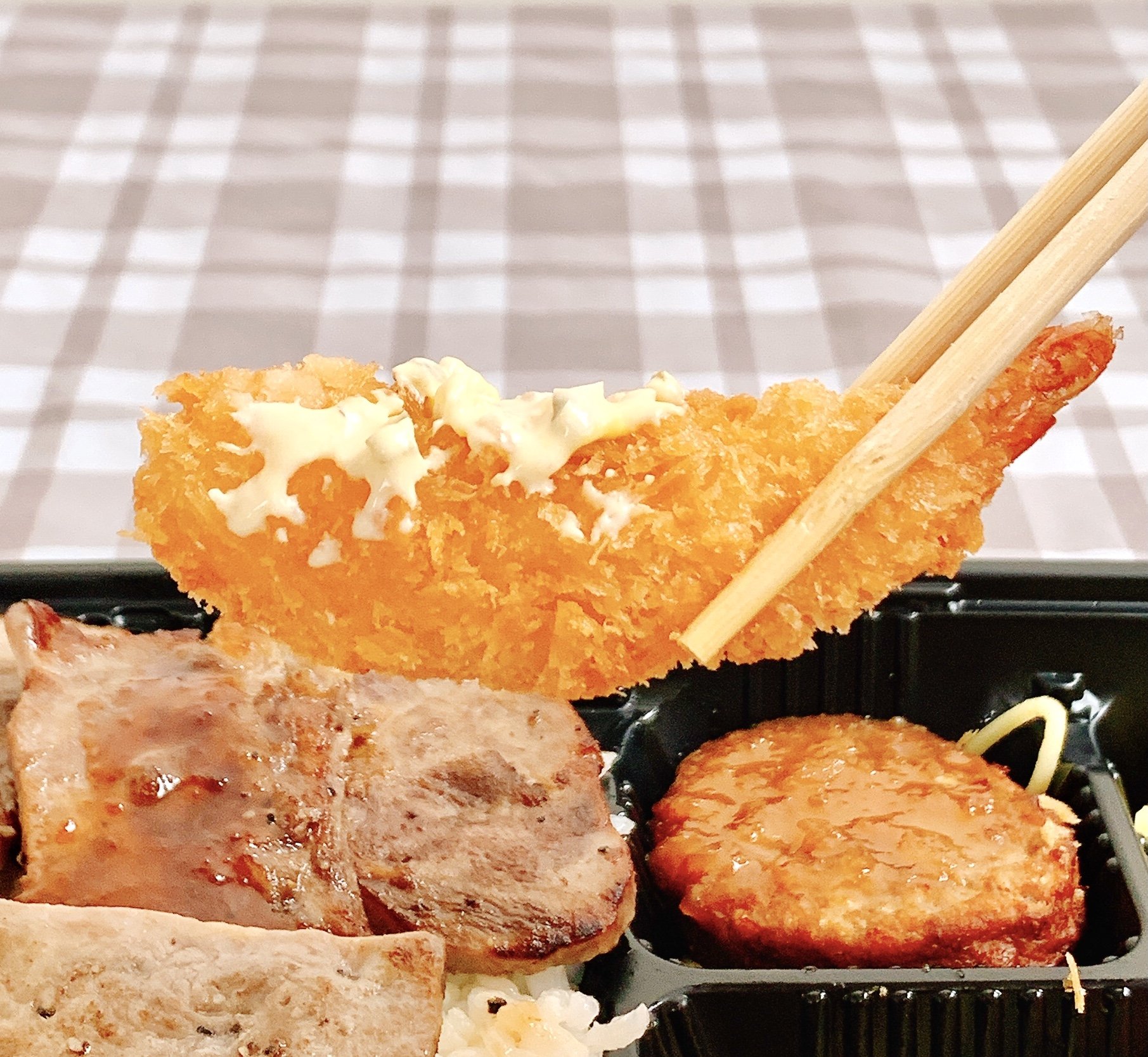 おかずの量がおかしいって…！ほっともっとの“よくばり弁当”ステーキ6枚、エビフライ、から揚げ、メンチはやりすぎだよ！「肉祭りみたい」「インパクトでけぇ…」