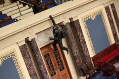 米議会にトランプ支持者らが乱入、合同会議は中断