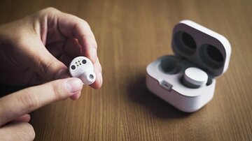 NECが騒音を消して声を届ける「ヒアラブルデバイス」をMakuakeで販売