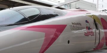 「ハローキティ新幹線」の内装や運行時刻を紹介！お弁当を買える車内販売や、グッズ売り場の場所のほか、座席もキティデザインの2号車自由席を解説！