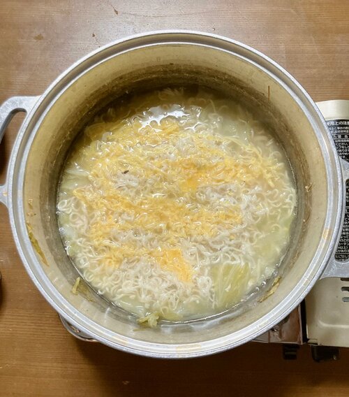 11. ラーメンを入れ、溶き卵を回し入れる。