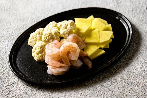 【夏休みはレンチンで何とかする！】料理未経験の男子でもカンタン！切って、詰めて、チンするだけエビとじゃがいもとカリフラワーの「エビチリ風丼」