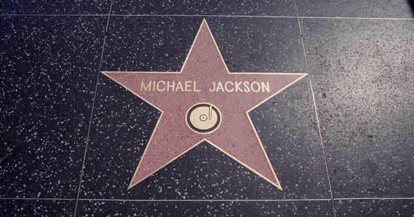 富も名声も手に入れたマイケル・ジャクソンは「幸福」だったのか？