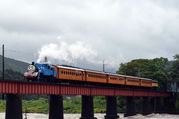 豪雨の大井川第一橋梁を渡る「きかんしゃトーマス号」　Photo by Fumihito Takase