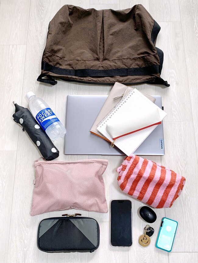 「毎日使っちゃう」「2色買いしました」ユニクロの“大容量ショルダーバッグ”が使い勝手バツグン！「肩にかけているのを忘れるぐらい軽快です」《購入レビュー》