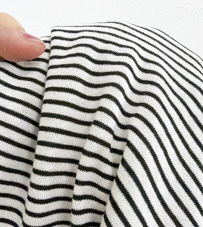 「色違いでリピ確定です！」ハニーズの“大人かわいいトップス”控えめな袖フリルが素敵すぎる…！「サラッとして夏に良い」「キャミワンピースの下に着たい」