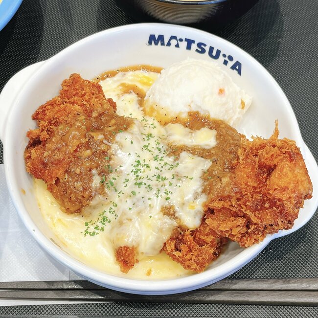 「カロリー爆弾。文句なしにウマい」松のやの“ボリューム満点メニュー”チーズ×にんにくの組み合わせがジャンキーすぎる！「めっちゃ美味しい！」「最高にキマった」