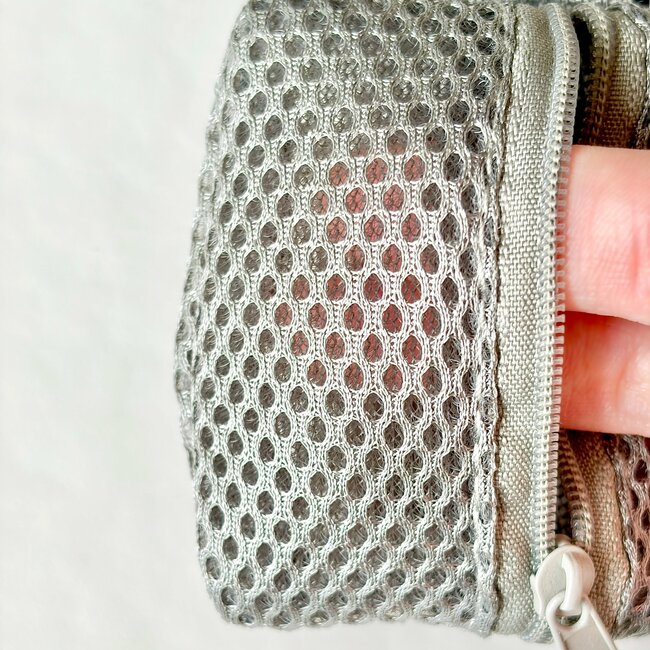 思わず2色まとめ買いした…！セリアの「ミニ財布になるポーチ」手ぶらで持ち歩けて天才！《購入レビュー》