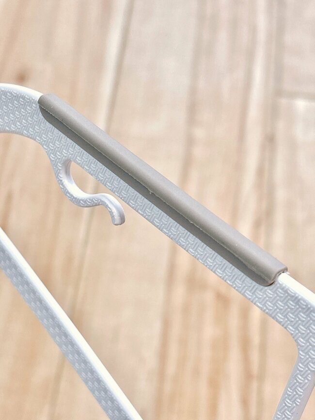 「家のハンガー全部変えました」「何度も購入しています」3COINS“多機能ハンガー”1本で何役もこなしてくれる優れものです!「もうこれしか使えません」