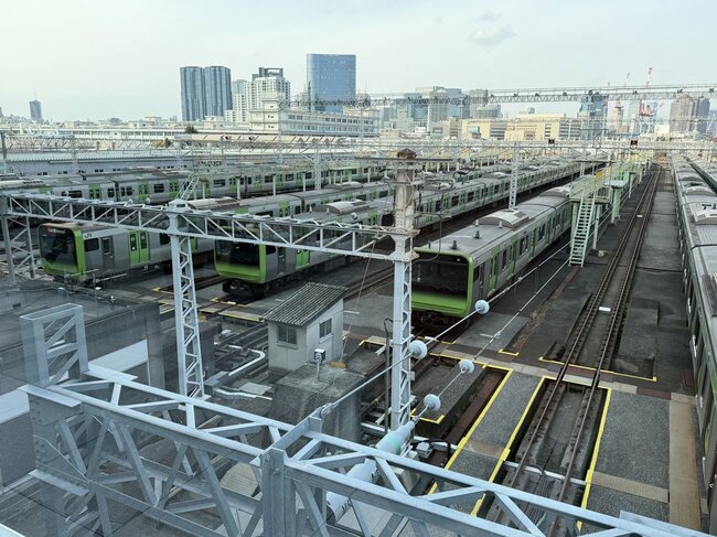 大井町トラックスに隣接する東京総合車両センター