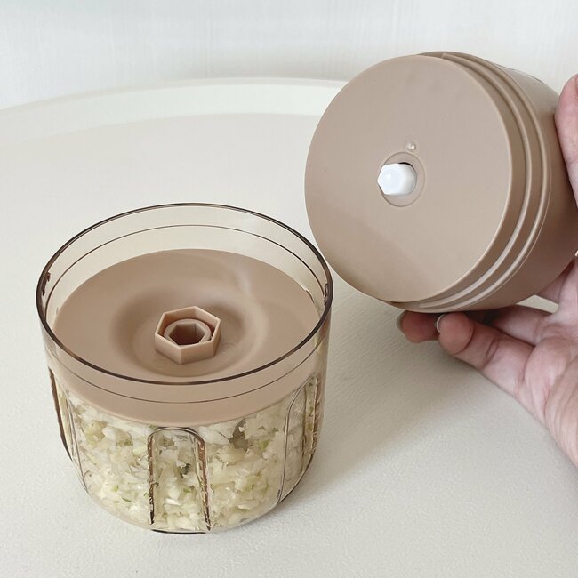 「買って大正解です」「料理が楽になった」3COINSの“電動みじん切りグッズ”コードがないからサッと使えて便利！「音は静かだし、すぐにみじん切りにしてくれる」