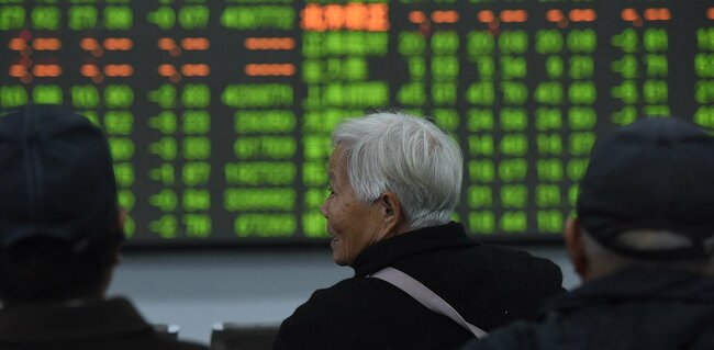 中国株の深刻な低迷、政治問題に