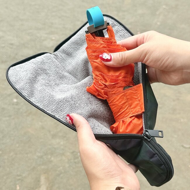 「買って良かった」「本当に便利」無印良品の“感動アイテム”で傘ビショビショ問題が解決した！「電車内でも周囲に迷惑をかけず持ち運べます」《購入レビュー》