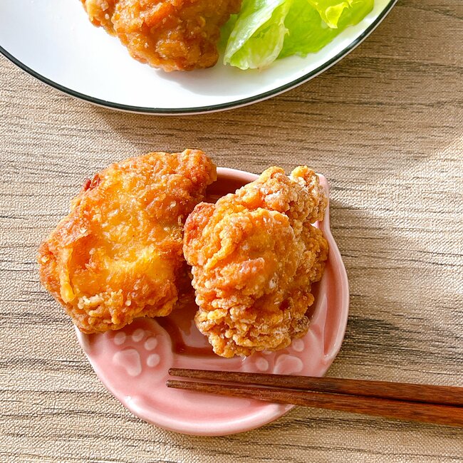 待って、天才すぎる…!セリアで見つけた「ネコちゃん食器」小皿と箸置きが合体してるんだけど!