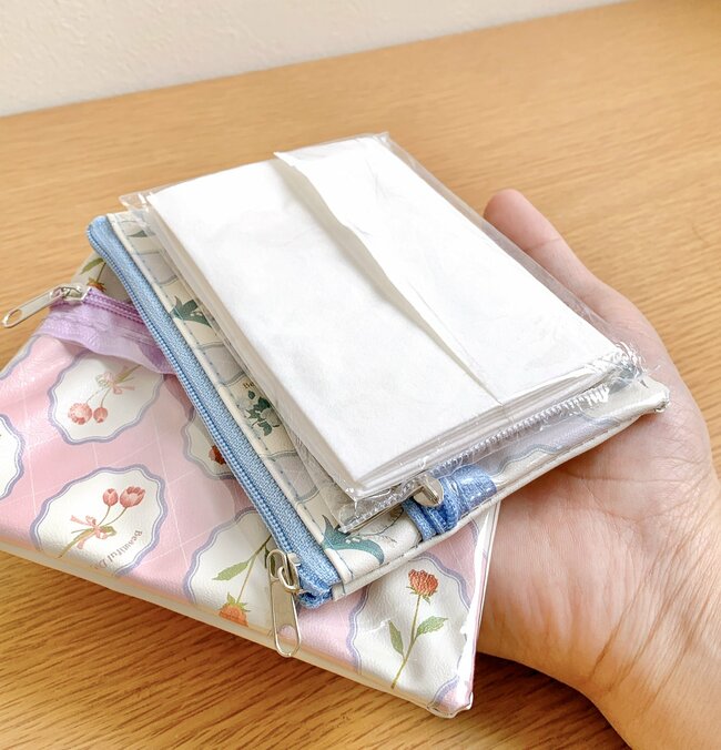 カードや診察券が50枚も入った…!セリアで見つけた「ミニ財布になるポーチ」小銭の量がひと目でわかって便利!《購入レビュー》