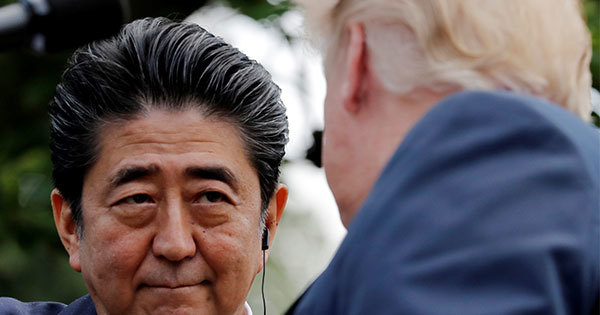 7日、ワシントンでトランプ大統領との記者会見に臨む安倍晋三首相 7日、ワシントンでトランプ大統領との記者会見に臨む安倍晋三首相