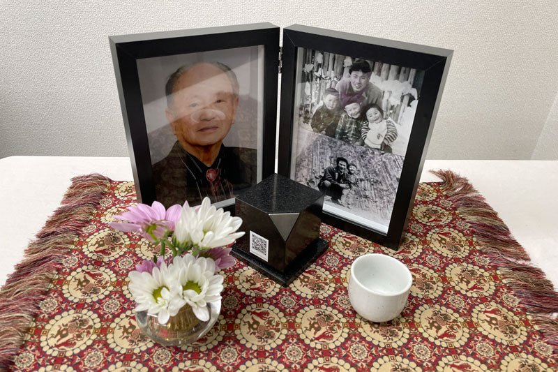 写真:説明会会場に展示されていたクラウ墓(黒御影石の自宅墓キット)