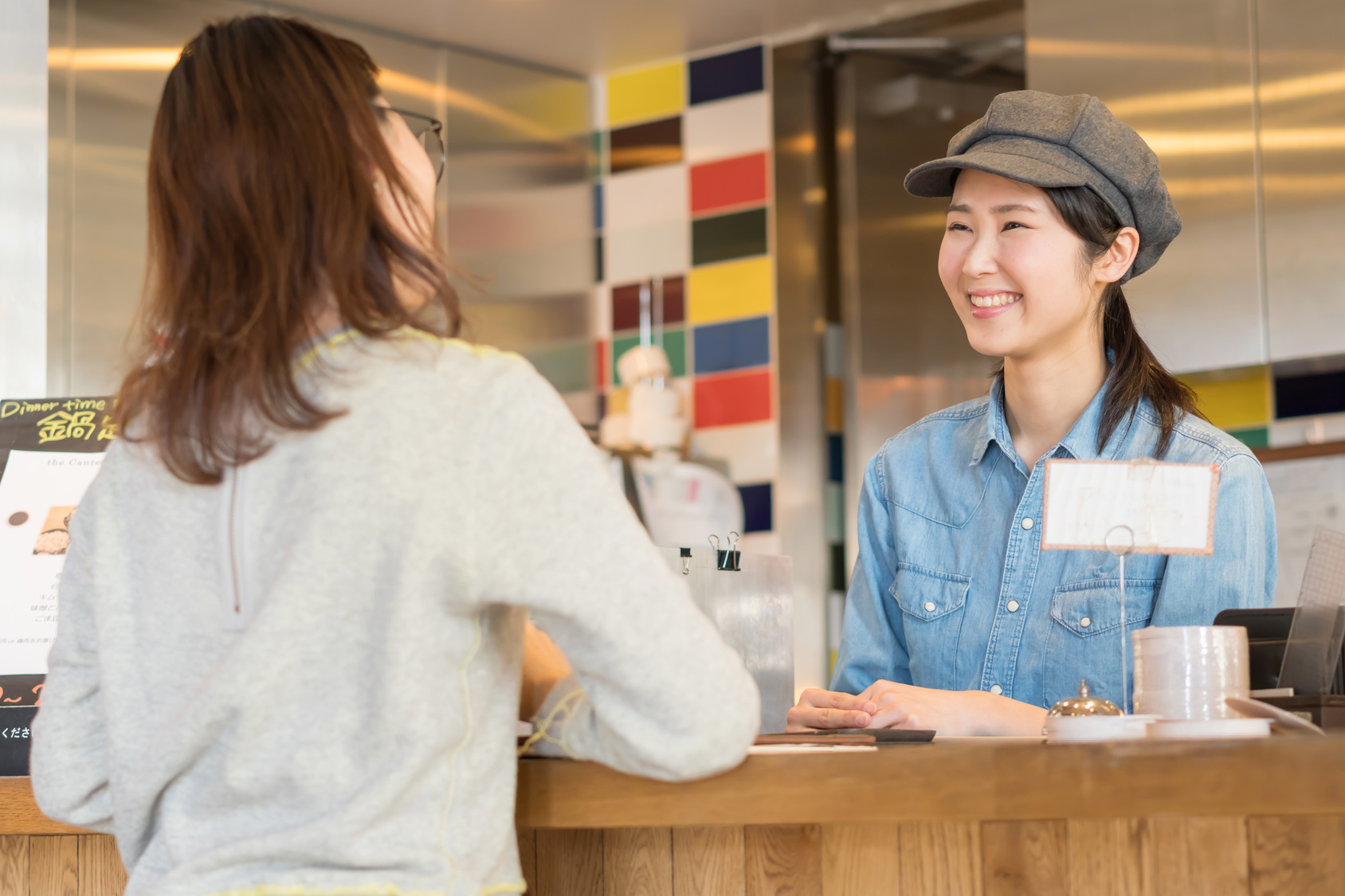 お客さまは、接客スタッフのここを見ていることを知ってますか?