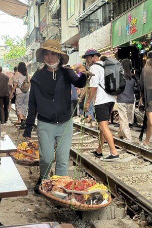 列車が通らない時間はごらんの通り、線路上を自由に歩けたり、商魂たくましい物売りが行き交ったりしています