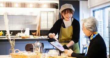 QRコードでの注文に戸惑っているお客さんに「すごく感じのいい店員さん」は何と声をかける?