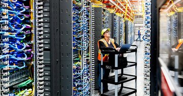 電力巡るAI企業の競争、アマゾンとグーグルがリード