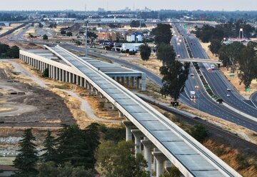 カリフォルニア州高速鉄道いまだ線路なし、工期も予算も大幅超過