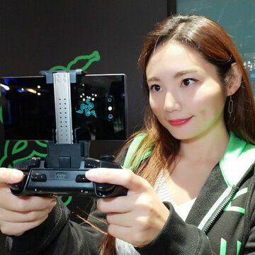 これからのスマホの必須アイテムは合体型ゲームコントローラーだ!