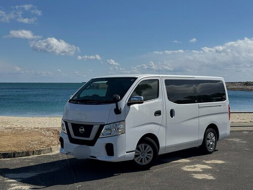 ビーチの美しい海浜公園で。天気晴朗で波低し