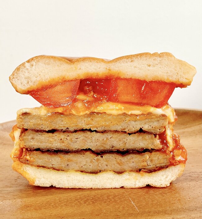 「嘘みたいなボリューム」「アゴ砕けそう」モスバーガーの“15時から頼めるメニュー”お肉の量がとんでもない！「食べ応えがエグくてやばかった」