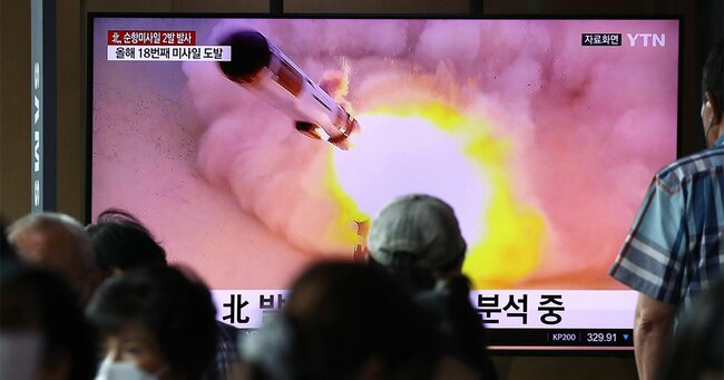 北朝鮮のミサイル発射を映すテレビと韓国・ソウル市民