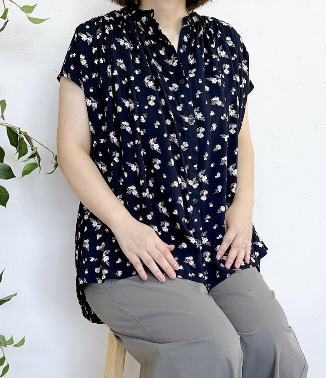 【しまむら】ふんわりシルエットが可愛い!1419円の「お尻まで隠せるブラウス」が細見えしてオシャレ!《購入レビュー》