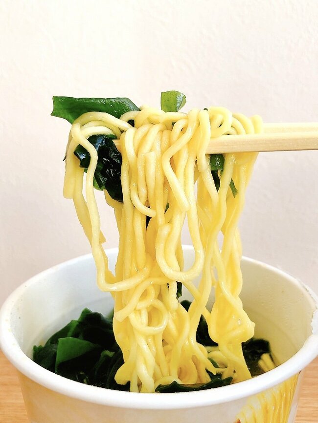 「ぼくが死ぬまで売ってくれ」セブンの“あさり出汁ラーメン”わかめの量にビビったわ…！「好きすぎて週2で食べてる」「170円のクオリティとは思えない」