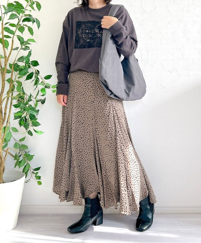 下半身がキレイに見える！GUの“2990円→1990円スカート”シルエットが完璧すぎる！「やっと見つけた理想のスカート！」「お腹やお尻が気になりません」